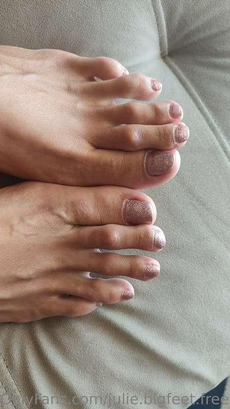 Wanna suck my long toes? 😏  Subscribe to my VIP account @jul..