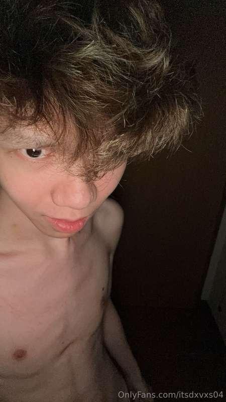 I need someone to come cuddle and hug me rn so bad 😩🫠