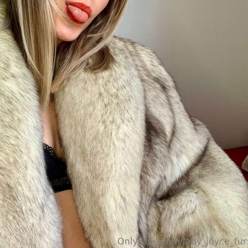 I'm coming back soon with a new fur 🖤🔞‎👅