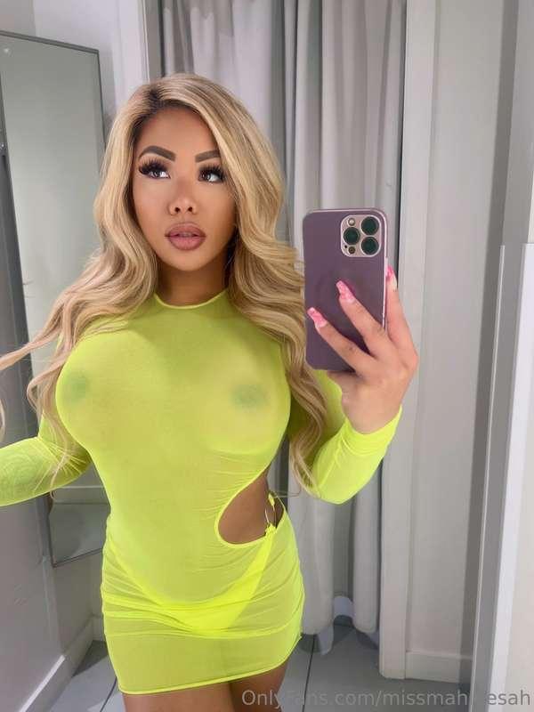Like if you think I look good in this color 💛😘