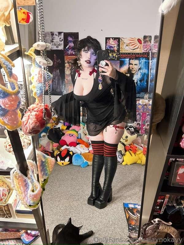 Feeling like a naughty lil witch in this ^(｀ω´ )^ψ