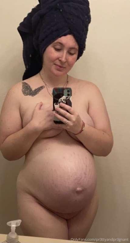 Fresh out the shower 😍💦 what do you babes want to see more o..