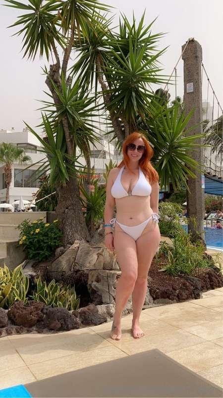 If you spotted me around the pool would you talk to me? 👀