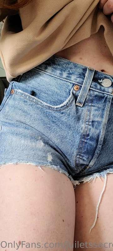 Peek a boo! 🧡
I don't think it would take You long to unbutt..