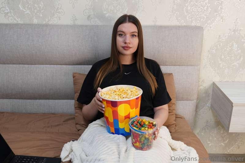 Ready for a cozy movie night, who’s bringing the fun? 🍿💋 Let..