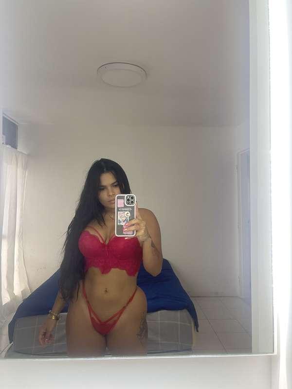 When you look good and your mirror knows it. 🥰