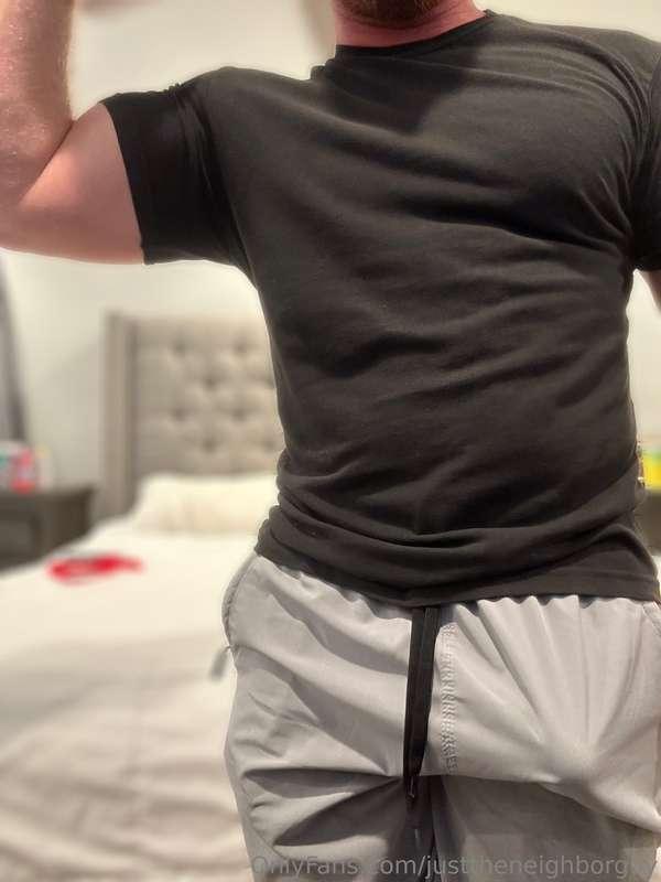 Bulge, biceps and big cock to kick off #thirstythursday 😉 Do..