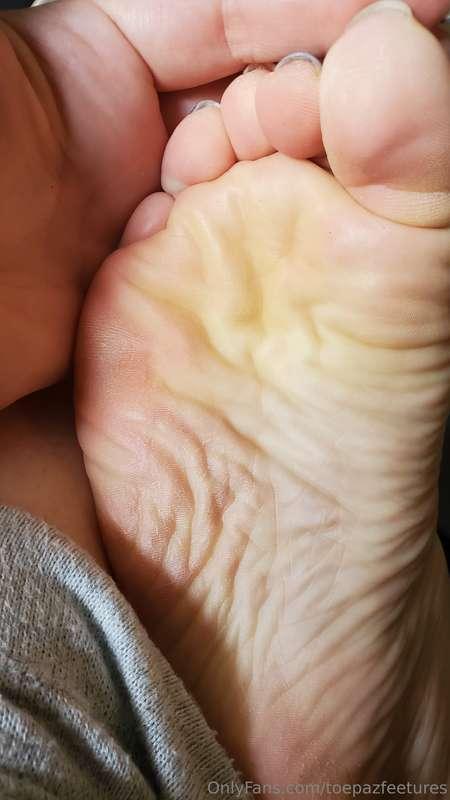 In the mood for you to get lost in the wrinkles of my soles...