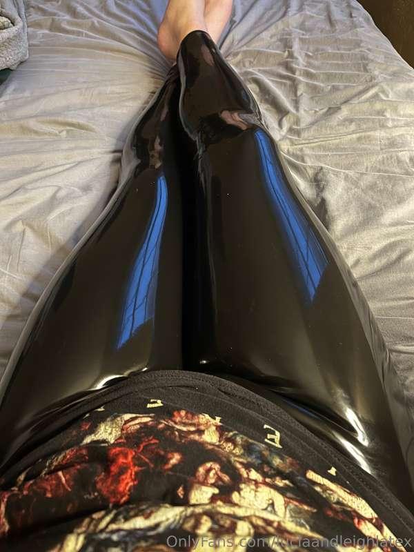 Latex leggings and band T’s 🥰 What’s your favorite latex thi..