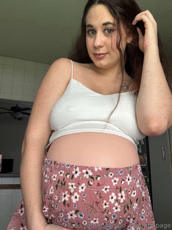do I look pretty with my swollen belly? 💕