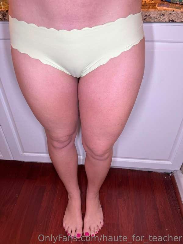 Good morning y’all 🌞🌞!!! Yellow panties for today 🍑😈!!!