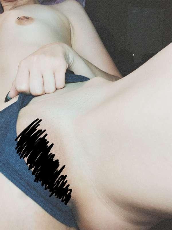 Dm me for uncensored! You know you wanna 😈😈😈