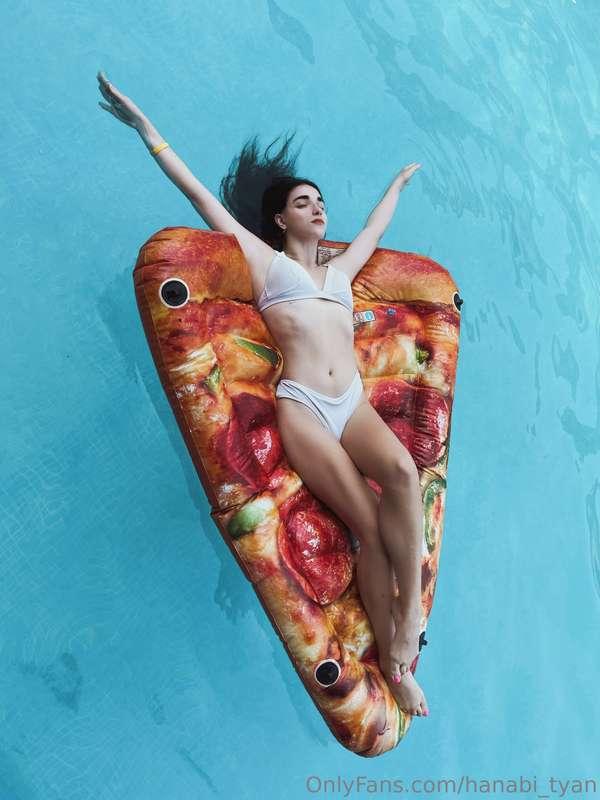 Pizza and a pool, what could be better?😋