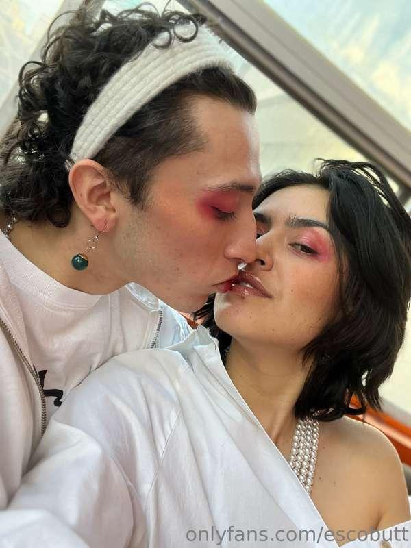 gentle reminder that me and my Colombian boo are going **LIV..