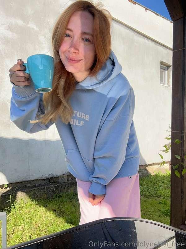 Good morning already in the garden and with a cup of coffee ..