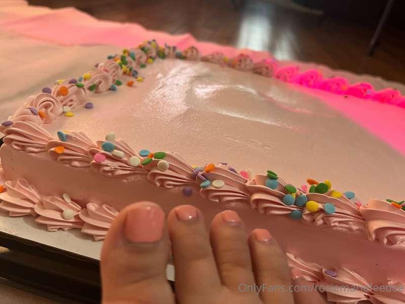 Fully entertained cuz my pedicure matches this cake LOL