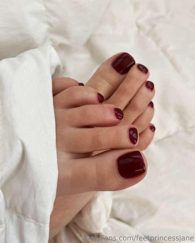 What’s your favorite thing about my toes? I love how they lo..