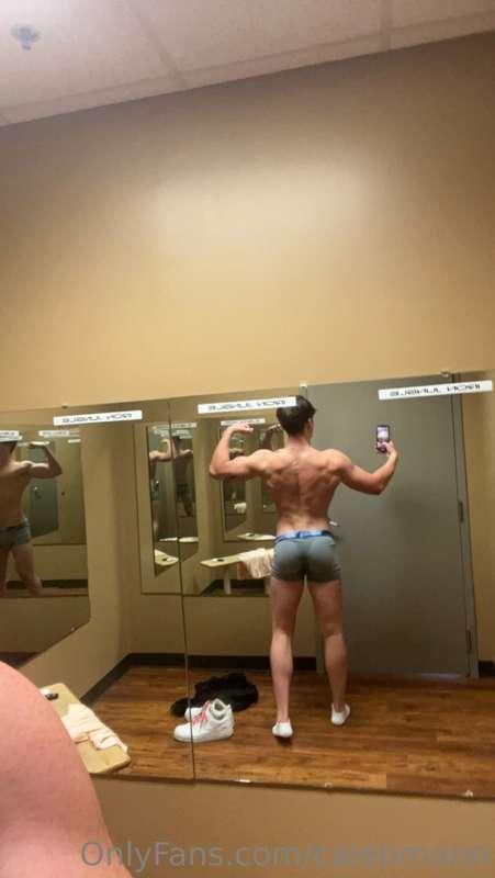 look at the sweat drip down my ass 😋 💦 🍑