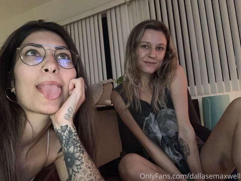 I’m about to go stream with my girl @ccflight of @nakedbaker..