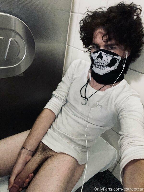 a airport bathroom nudes