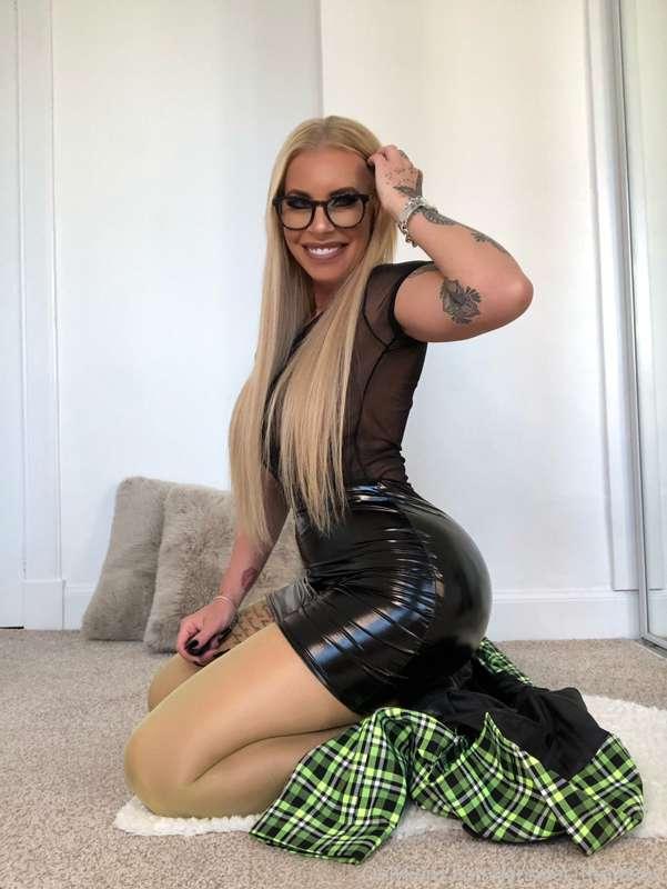 Do you like my skirt?? 🖤