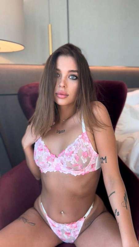 Wow🥵 @sweety_chocco
This hot brunette girl has such a tight ..