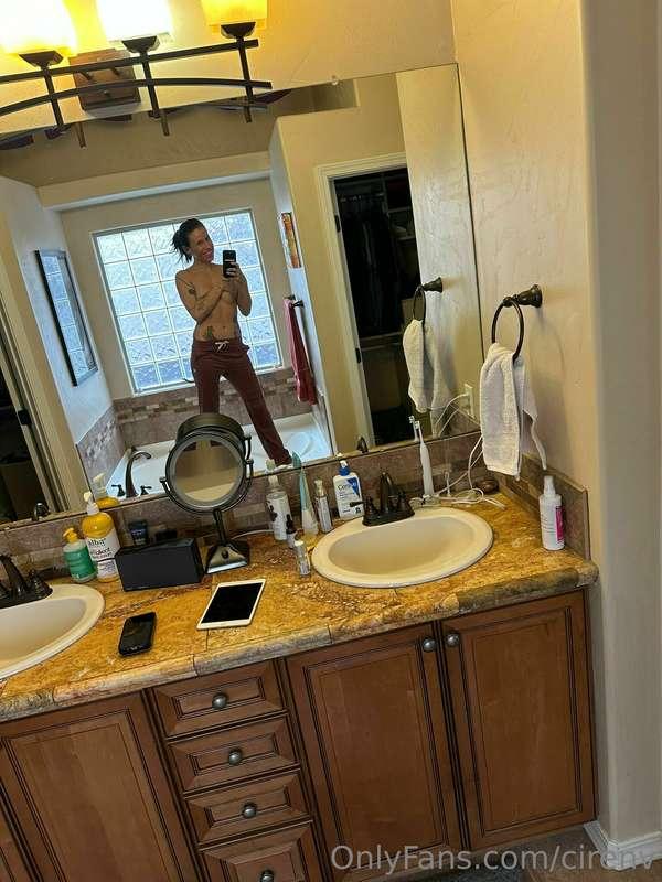 Having a fun little selfie moment in my bathroom.📸 😏