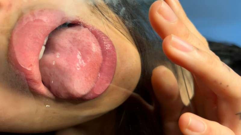 I would French kiss you like this 