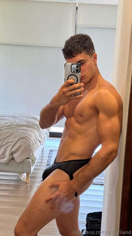 Os gusta mi nuevo uniforme de trabajo?😳