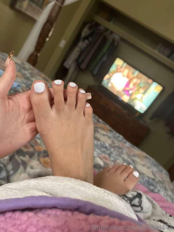 Someone come suck my toes 😩😩