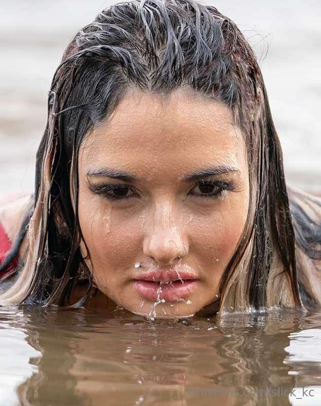 #brunette #milf #hottie #wet