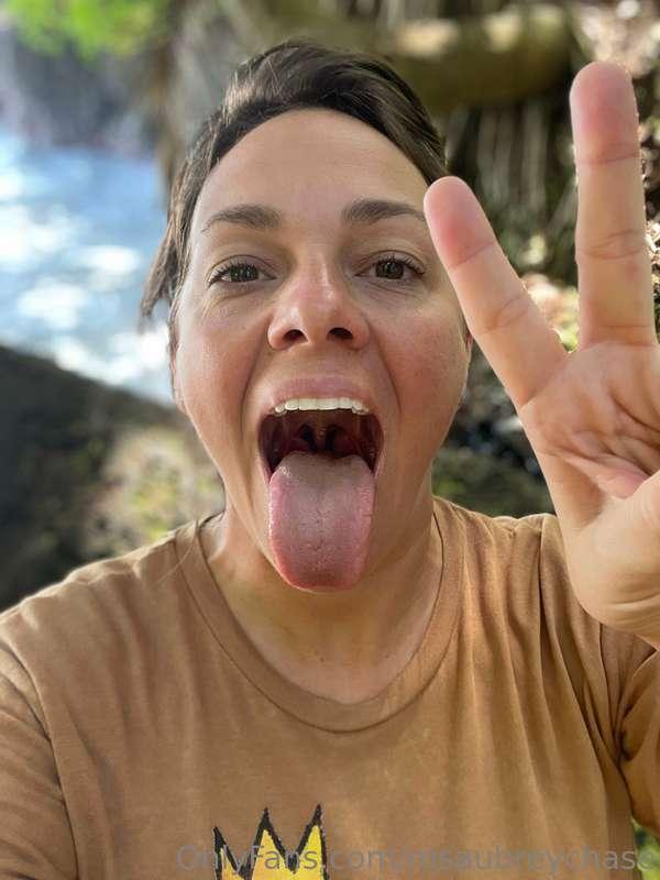 peace out hoes, the beach is calling. 🌋🌊🌤️✌🏼🏝️