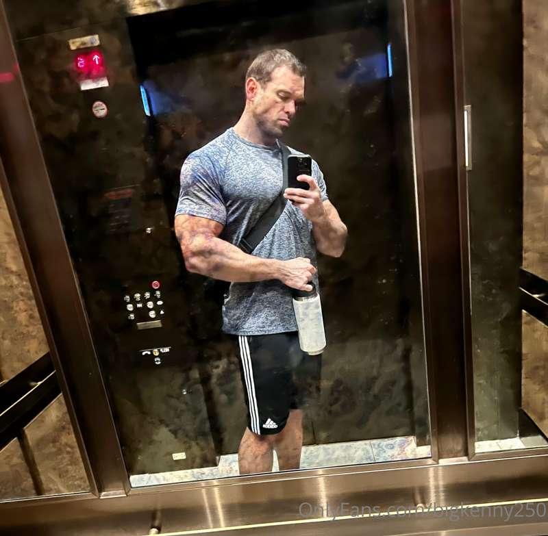 Never miss an opportunity to admire the gains 🤪💪🏼🤴🏻