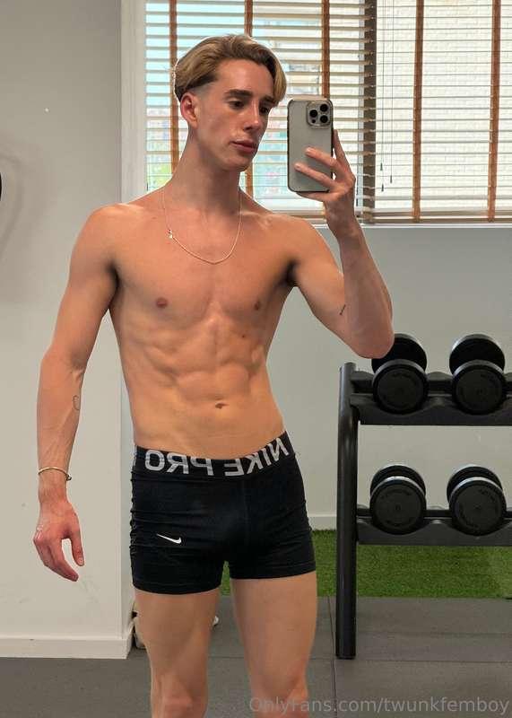 Training a little, loving my body.😋
