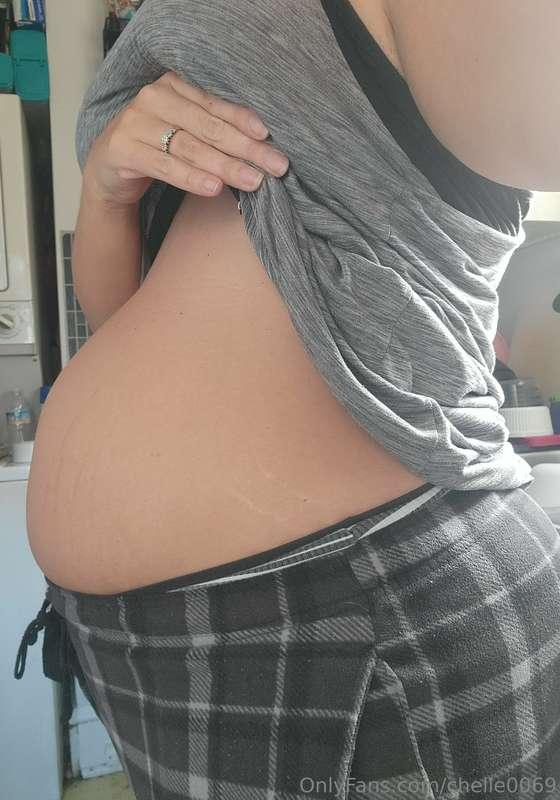 Good morning 🥰  Officially 20 weeks pregnant today! 🤰  My bu..