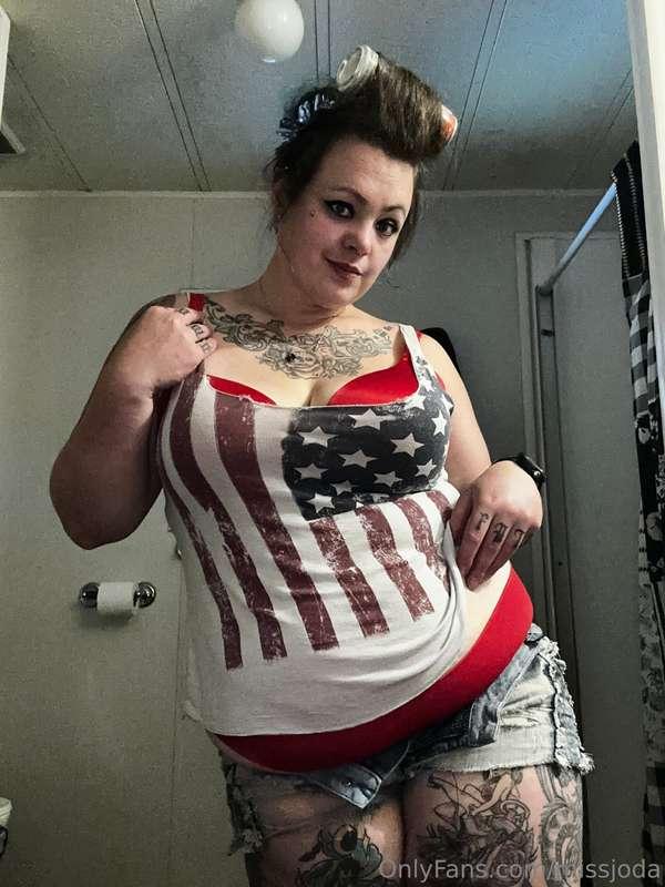 🎶Ain’t nothin but a white trash party!   I hope everyone enj..