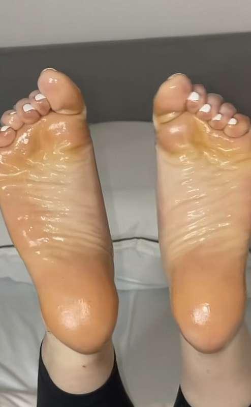 Curled and dipped in oil 😍 taking custom requests  White toe..