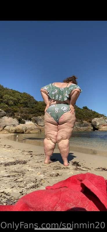 suns out!! ☀️ bums & tums & everything out 🥰🏖️🫶🏼