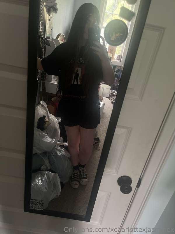 Today’s simple fit! Don’t mind my packing bags🥰