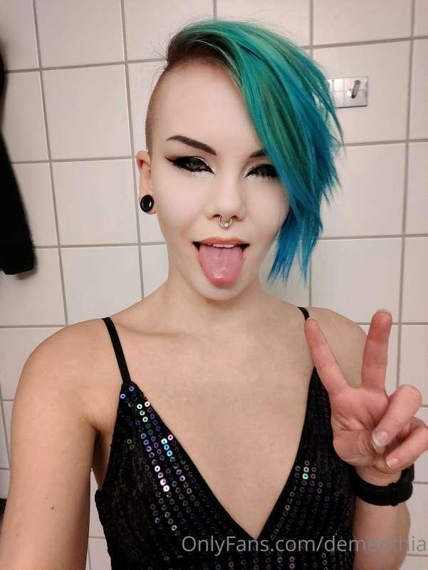 I decided to look glittery after all 🖤🖤🖤