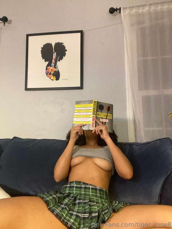 love to bury my face in a book 🤓... or a pillow 😏