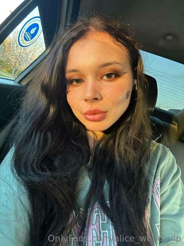 Would you start your day with a girl like me?💚🤍