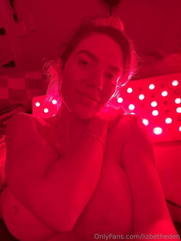 Indulging in some redlight therapy with @qtsnack after filmi..