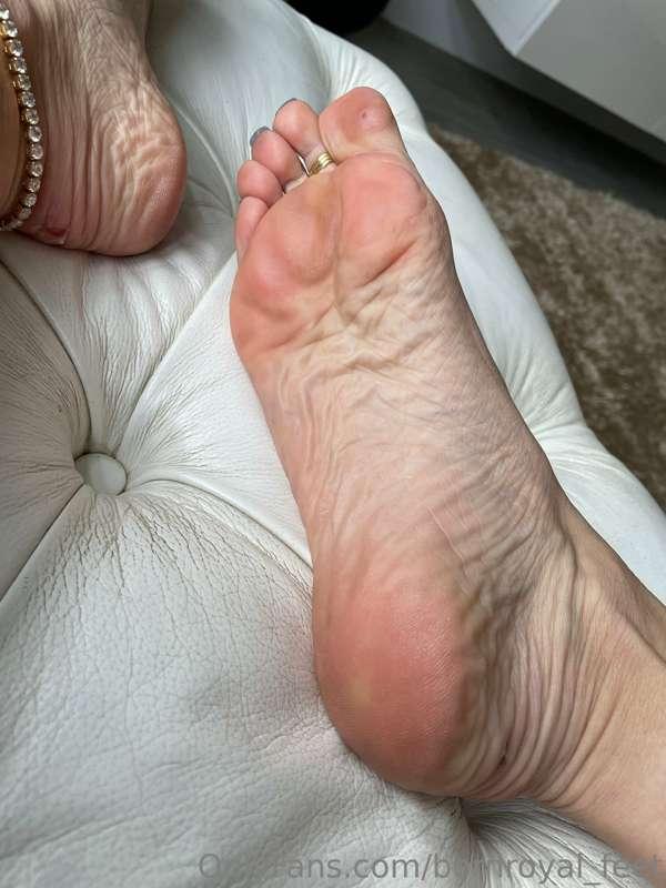 bornroyal_feet image #0