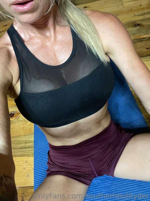 Workout done this morning💪🏼 Had a late night getting back fr..