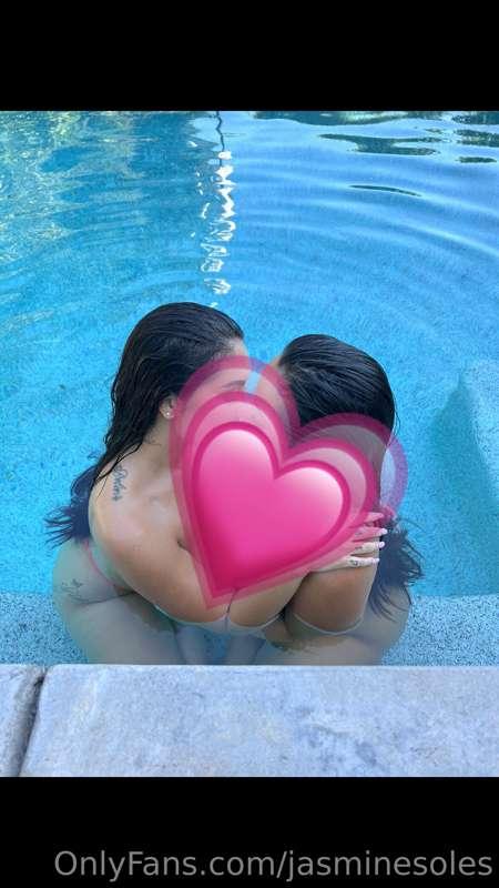 My first ever girl girl action 😈👅
With my crush @mariemadore..