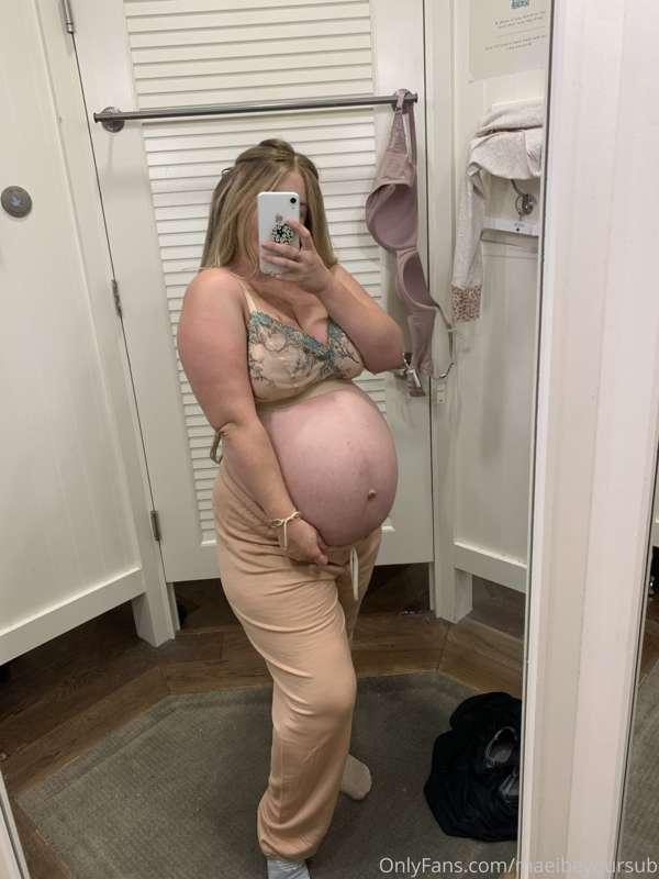 I absolutely LOVED trying on clothes while pregnant!
The fir..