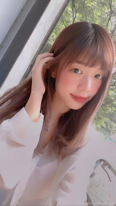 早安 ❤️ ～ 昨天很早睡因為做壞壞的事😊 祝你們週末快樂 ! I slept early after cum so h..
