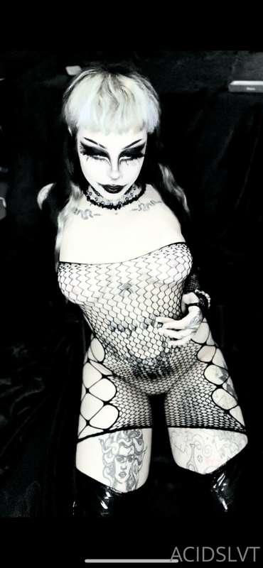 Wanna see a pov of if I was sucking ur dick in corpse paint ..