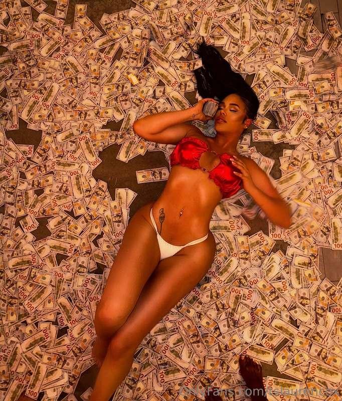 Money makes me happy and your cock makes me horny 🤤